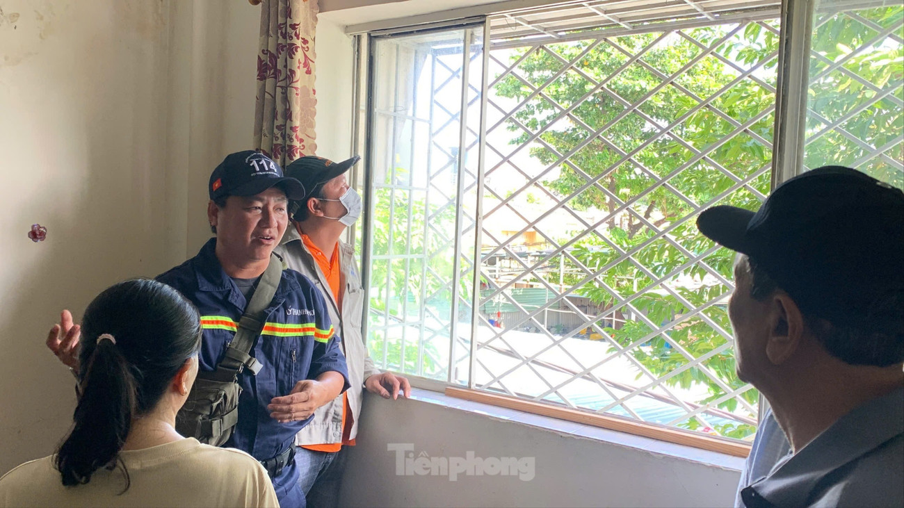 Sau vụ cháy khiến 8 người tử vong ở TPHCM: Cảnh sát đến tận chung cư vận động gỡ lồng sắt, tháo ‘chuồng cọp’ - Ảnh 14. Sau vụ cháy khiến 8 người tử vong ở TPHCM: Cảnh sát đến tận chung cư vận động gỡ lồng sắt, tháo ‘chuồng cọp’ - Ảnh 14.