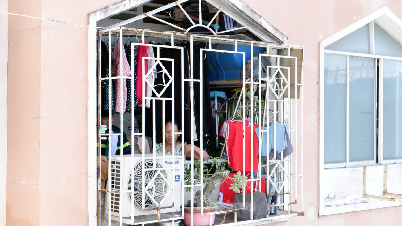 Sau vụ cháy khiến 8 người tử vong ở TPHCM: Cảnh sát đến tận chung cư vận động gỡ lồng sắt, tháo ‘chuồng cọp’ - Ảnh 8. Sau vụ cháy khiến 8 người tử vong ở TPHCM: Cảnh sát đến tận chung cư vận động gỡ lồng sắt, tháo ‘chuồng cọp’ - Ảnh 8.