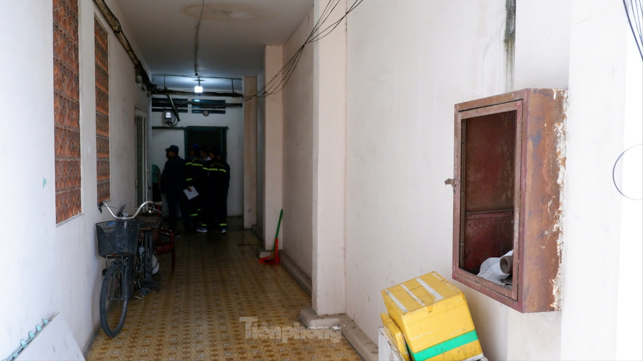 Sau vụ cháy khiến 8 người tử vong ở TPHCM: Cảnh sát đến tận chung cư vận động gỡ lồng sắt, tháo ‘chuồng cọp’ - Ảnh 5. Sau vụ cháy khiến 8 người tử vong ở TPHCM: Cảnh sát đến tận chung cư vận động gỡ lồng sắt, tháo ‘chuồng cọp’ - Ảnh 5.