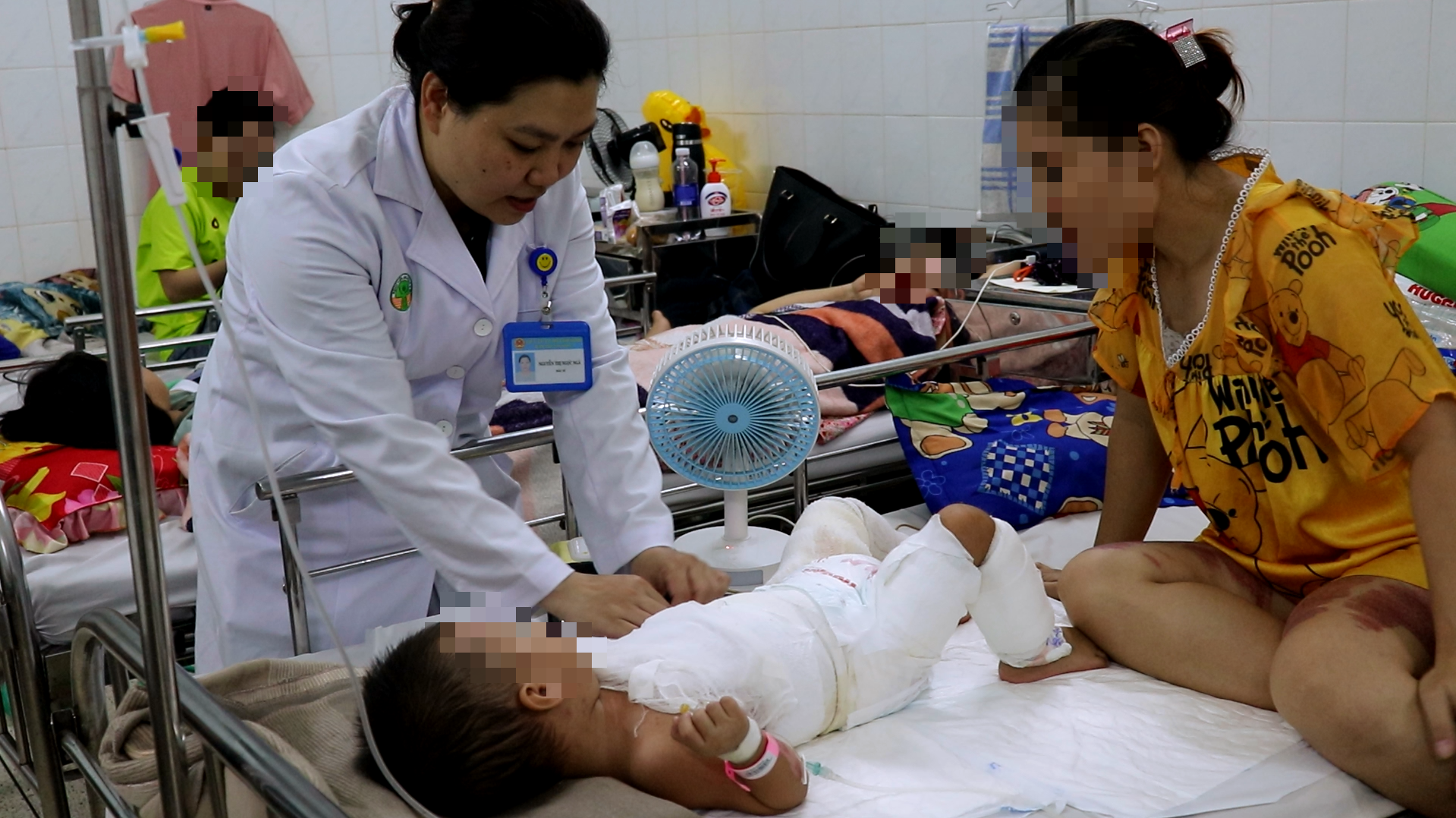 Xúc động mẹ lóc da đùi phủ ghép cho con bị phỏng nguy kịch- Ảnh 1. Xúc động mẹ lóc da đùi phủ ghép cho con bị phỏng nguy kịch- Ảnh 1.