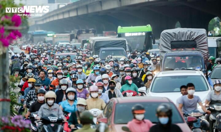 Hà Nội cấm xe máy xăng dầu chạy trong Vành đai 1 từ tháng 7/2026 - Ảnh 1.