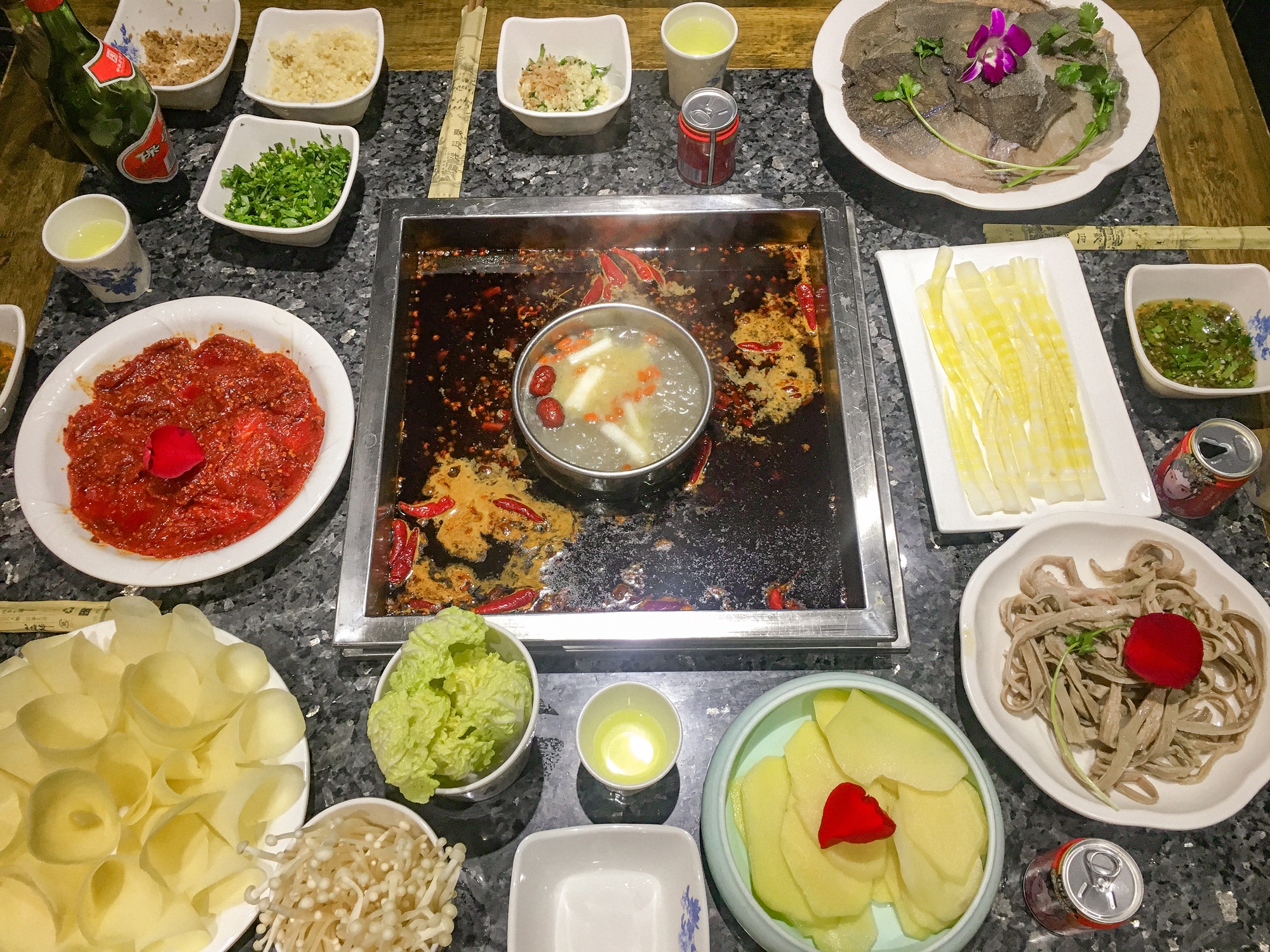 Khách Việt "nhớ suốt đời" khi ăn lẩu ở Trung Quốc: "Tôi không ngờ họ lại làm vậy với miếng thịt" - Ảnh 1. Khách Việt "nhớ suốt đời" khi ăn lẩu ở Trung Quốc: "Tôi không ngờ họ lại làm vậy với miếng thịt" - Ảnh 1.