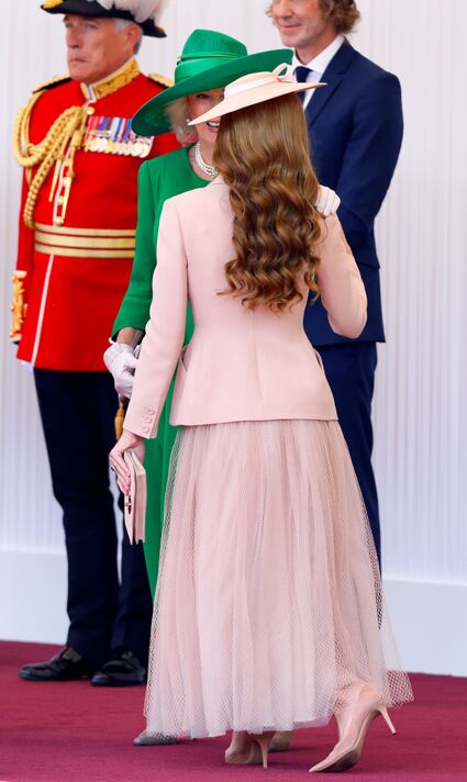 Vì sao Vương phi Kate liên tục cúi chào Vua Charles 4 lần trong một ngày?- Ảnh 1. Vì sao Vương phi Kate liên tục cúi chào Vua Charles 4 lần trong một ngày?- Ảnh 1.