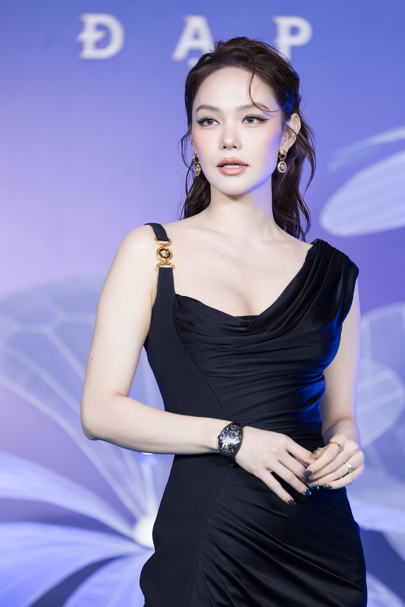 Không ai nghĩ đây lại là Minh Hằng, càng nhìn càng hoang mang “chuyện gì vậy trời?”- Ảnh 3. Không ai nghĩ đây lại là Minh Hằng, càng nhìn càng hoang mang “chuyện gì vậy trời?”- Ảnh 3.