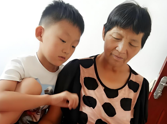Mẹ Thạc sĩ giao con cho mẹ chồng chưa học hết cấp 2 dạy dỗ, kết quả bất ngờ đến mức hàng xóm phải chạy sang hỏi bí kíp! - Ảnh 1. Mẹ Thạc sĩ giao con cho mẹ chồng chưa học hết cấp 2 dạy dỗ, kết quả bất ngờ đến mức hàng xóm phải chạy sang hỏi bí kíp! - Ảnh 1.