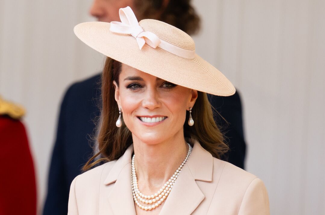 Vì sao Vương phi Kate liên tục cúi chào Vua Charles 4 lần trong một ngày?- Ảnh 2. Vì sao Vương phi Kate liên tục cúi chào Vua Charles 4 lần trong một ngày?- Ảnh 2.