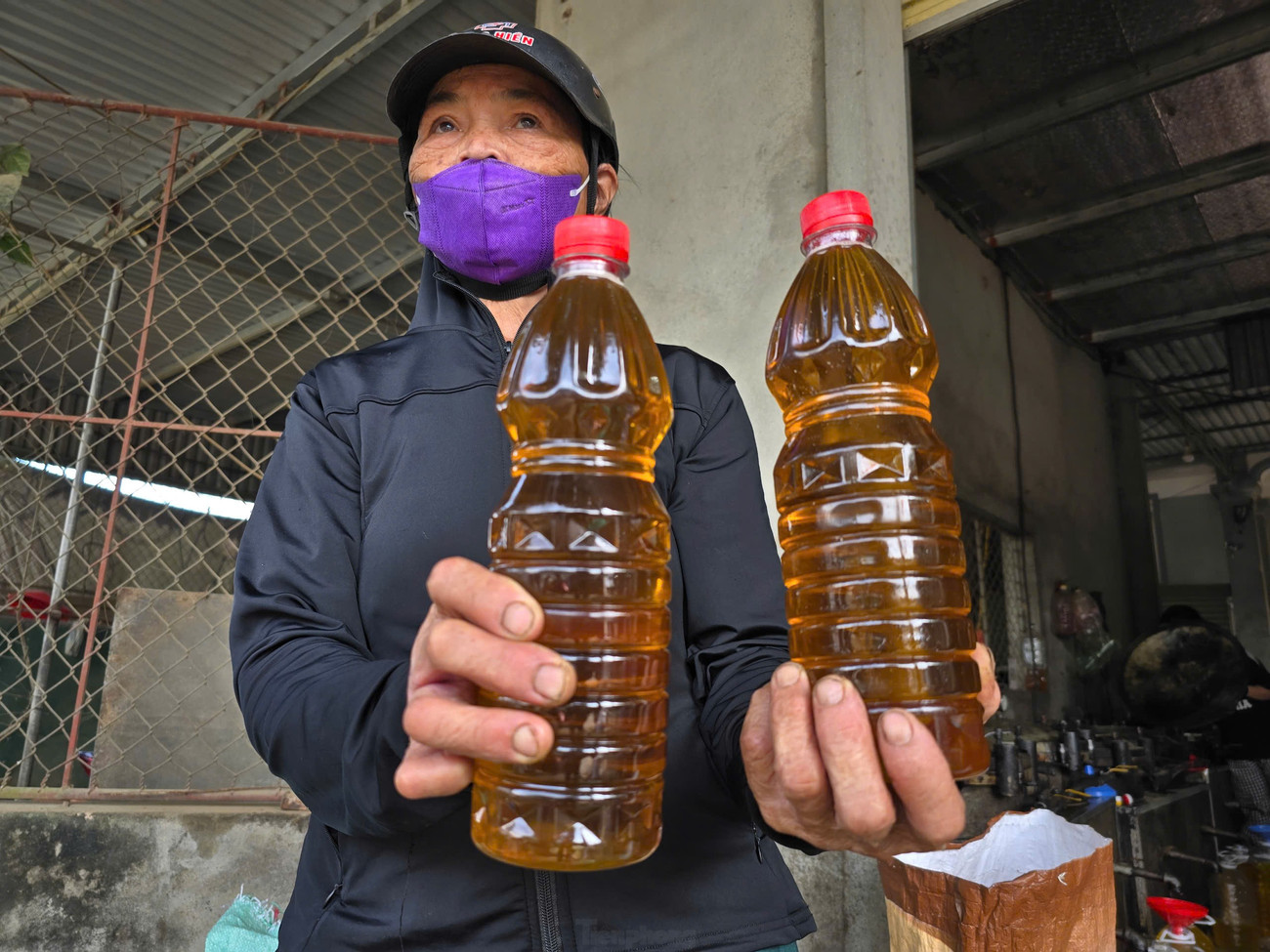 Sợ dầu ăn 'bẩn' trên thị trường, người dân Nghệ An đổ xô đi ép dầu hạt về sử dụng - Ảnh 10. Sợ dầu ăn 'bẩn' trên thị trường, người dân Nghệ An đổ xô đi ép dầu hạt về sử dụng - Ảnh 10.
