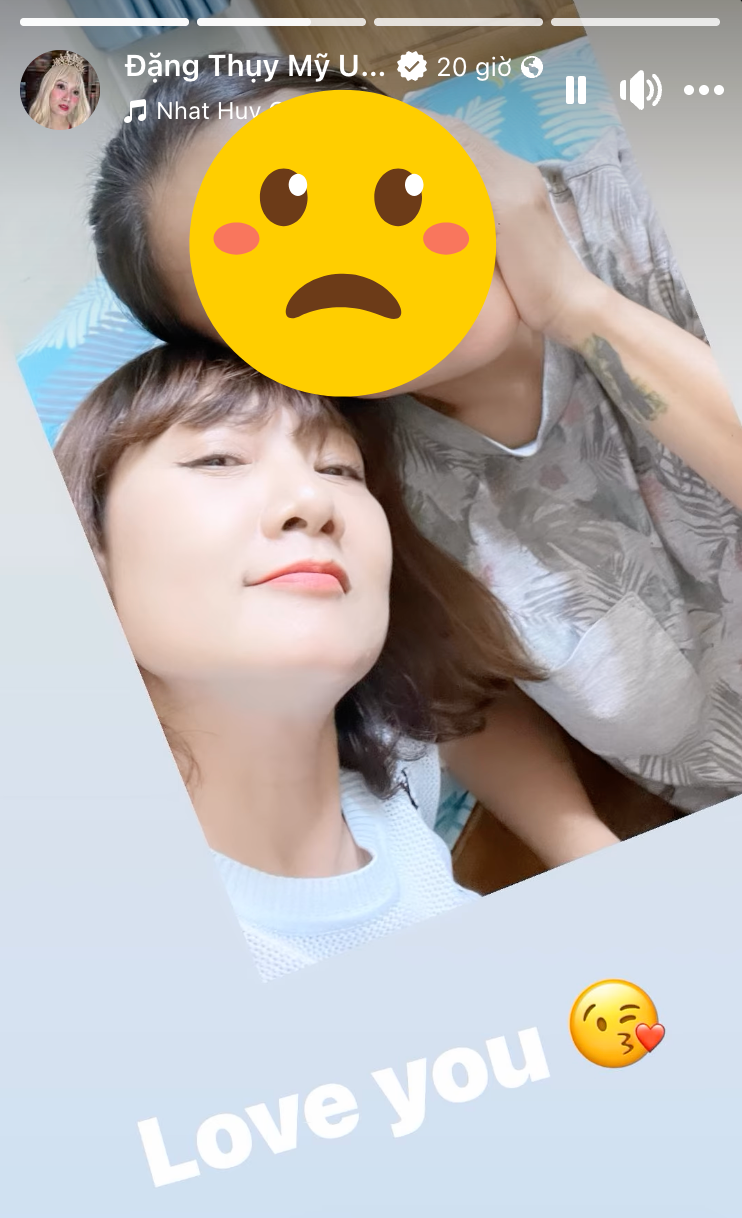 Nghệ sĩ Mỹ Uyên gây sốc đăng ảnh khoá môi cô gái lạ mặt - Ảnh 2. Nghệ sĩ Mỹ Uyên gây sốc đăng ảnh khoá môi cô gái lạ mặt - Ảnh 2.