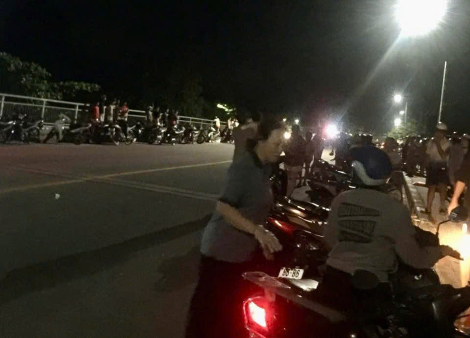 Trong khi lực lượng cứu hộ suốt đêm  tìm kiếm, người nhảy cầu... tự bơi vào bờ- Ảnh 1.