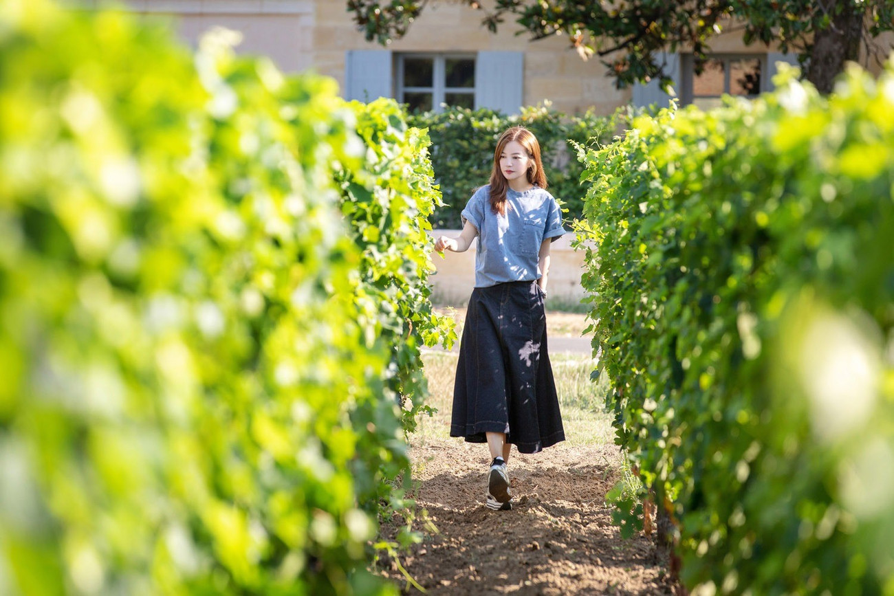 0vicki-zhao-at-her-vineyard-of-v-1752413374910-17524133750531109755425.jpg