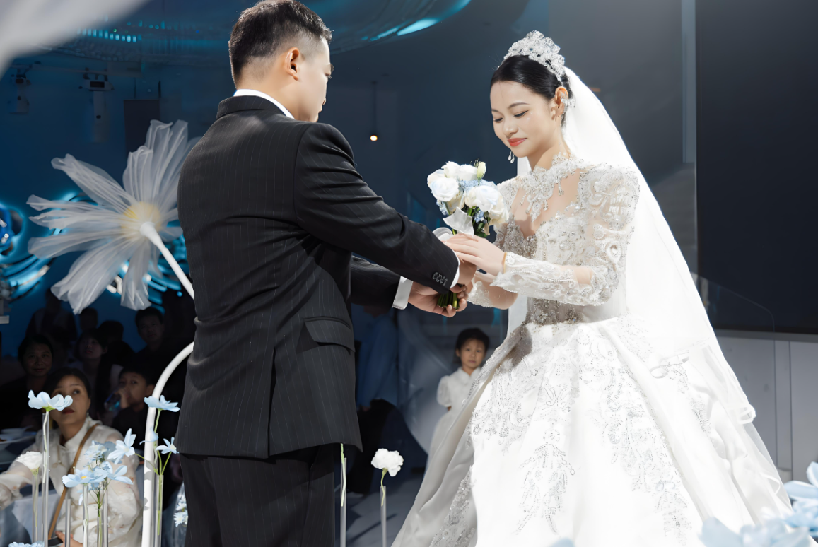 Ngày vợ cũ cưới, tôi âm thầm đến dự, nhìn thấy chú rể, tôi lén mừng một chiếc thẻ 300 triệu, hôm sau nhận lại điều bất ngờ- Ảnh 1. Ngày vợ cũ cưới, tôi âm thầm đến dự, nhìn thấy chú rể, tôi lén mừng một chiếc thẻ 300 triệu, hôm sau nhận lại điều bất ngờ- Ảnh 1.