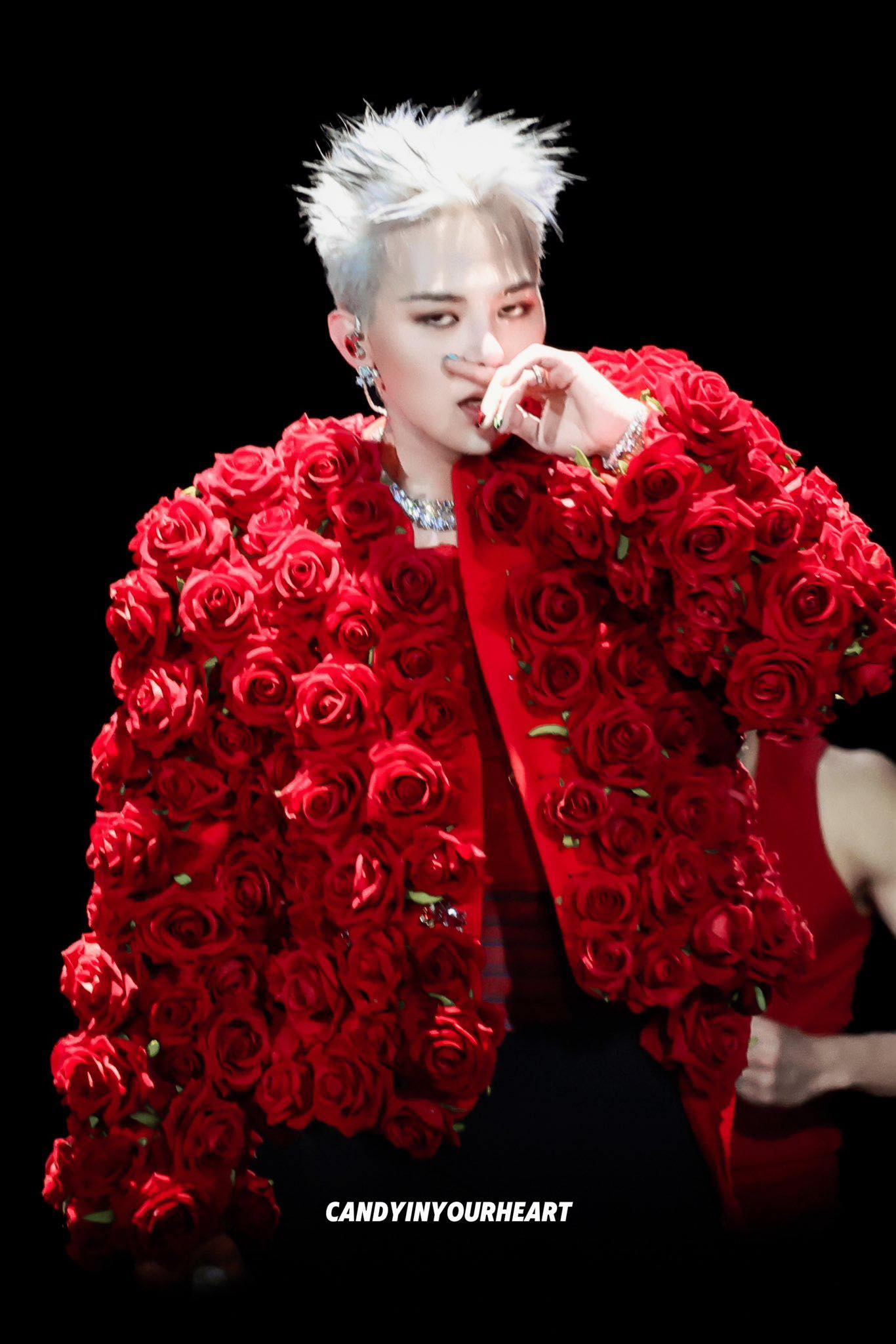 Đại hội sao tại concert G-Dragon: Bạn thân Lee Soo Hyuk bay đến tận nơi, Giả Tịnh Văn và bạn thân Từ Hy Viên bị &quot;ném đá&quot; chiêu trò - Ảnh 16.