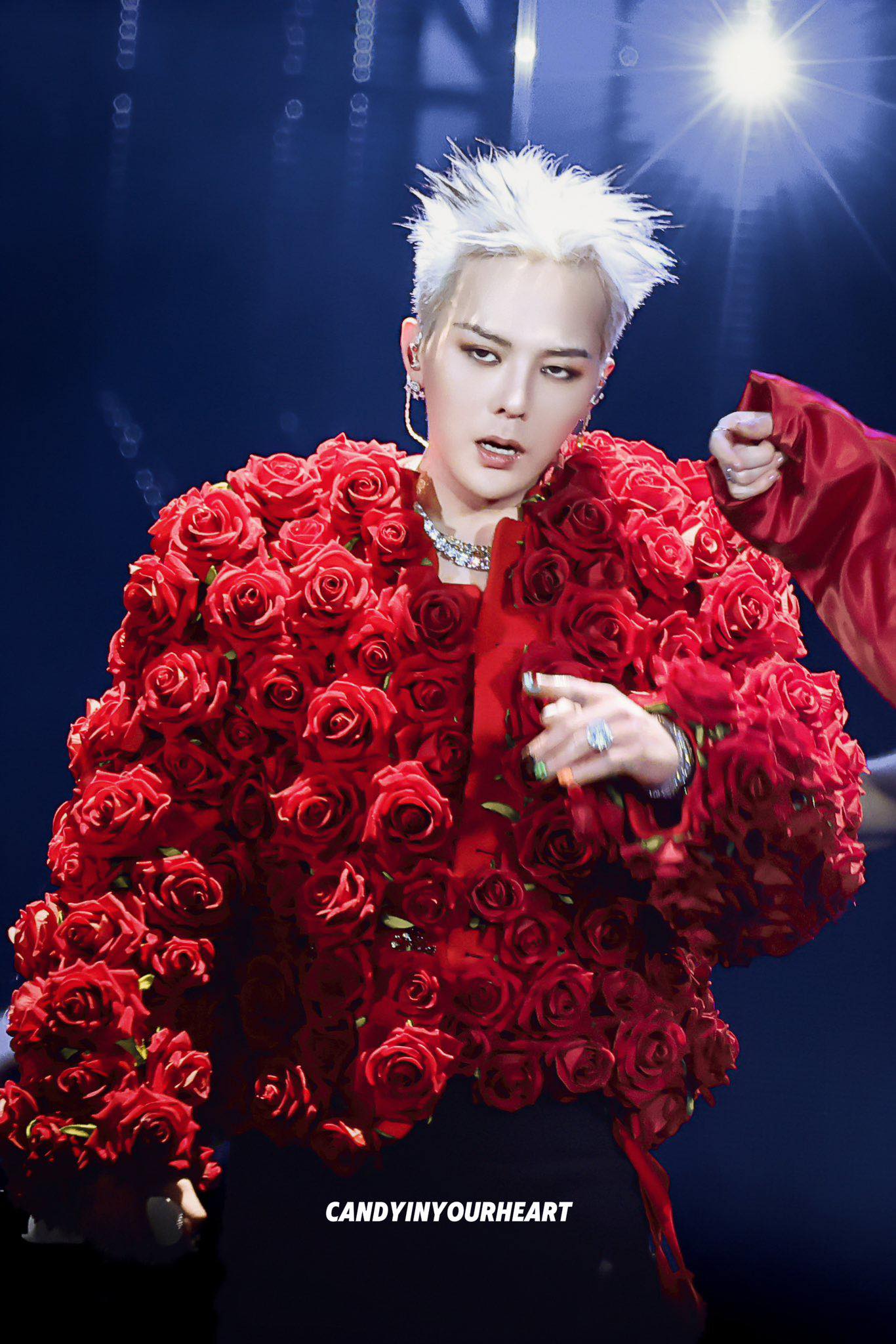 Đại hội sao tại concert G-Dragon: Bạn thân Lee Soo Hyuk bay đến tận nơi, Giả Tịnh Văn và bạn thân Từ Hy Viên bị &quot;ném đá&quot; chiêu trò - Ảnh 15.