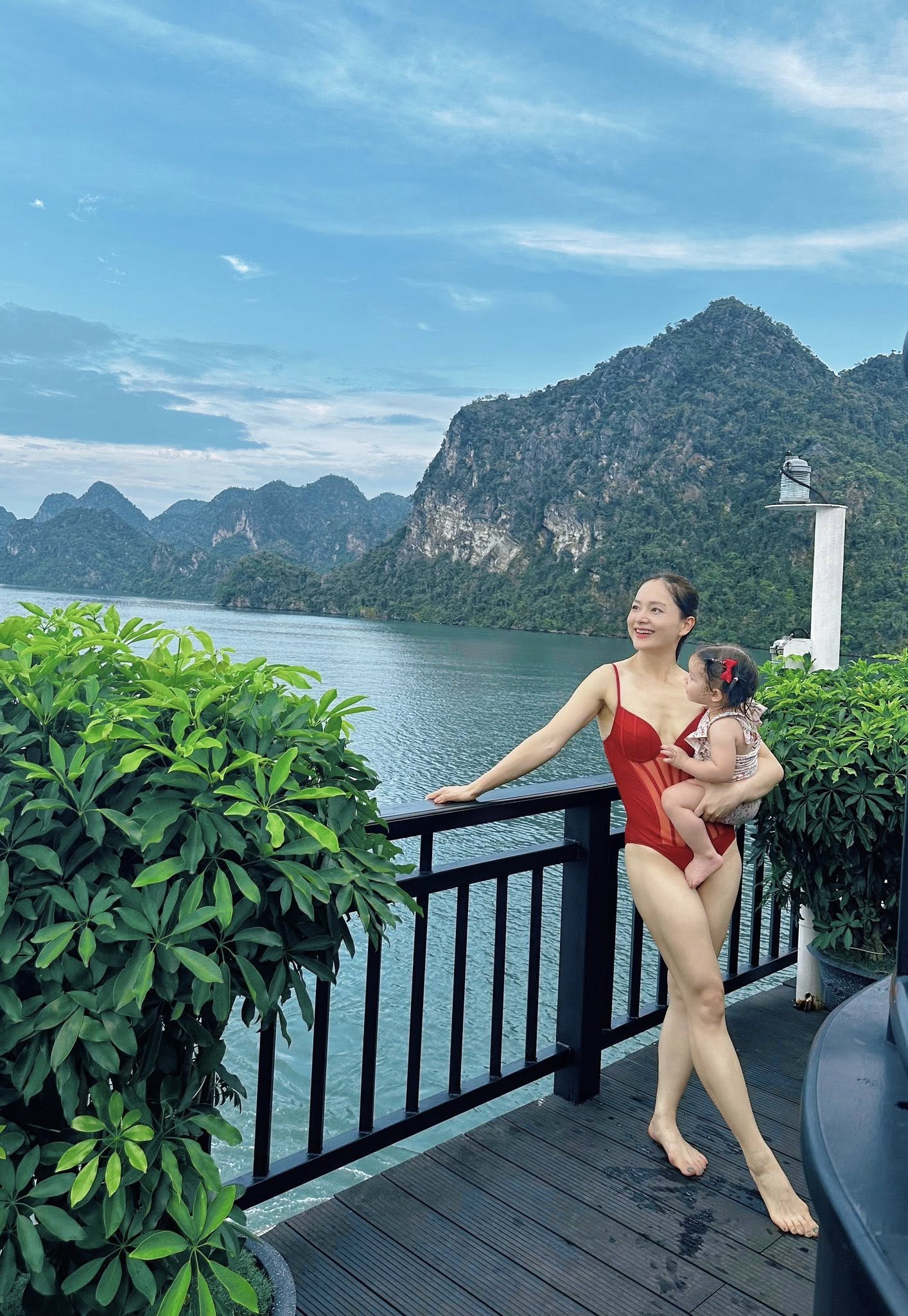 Lan Phương diện đồ bơi đỏ chót nổi bật vẫn bị lép vế vì con gái lai Tây đáng yêu như búp bê - Ảnh 3. Lan Phương diện đồ bơi đỏ chót nổi bật vẫn bị lép vế vì con gái lai Tây đáng yêu như búp bê - Ảnh 3.