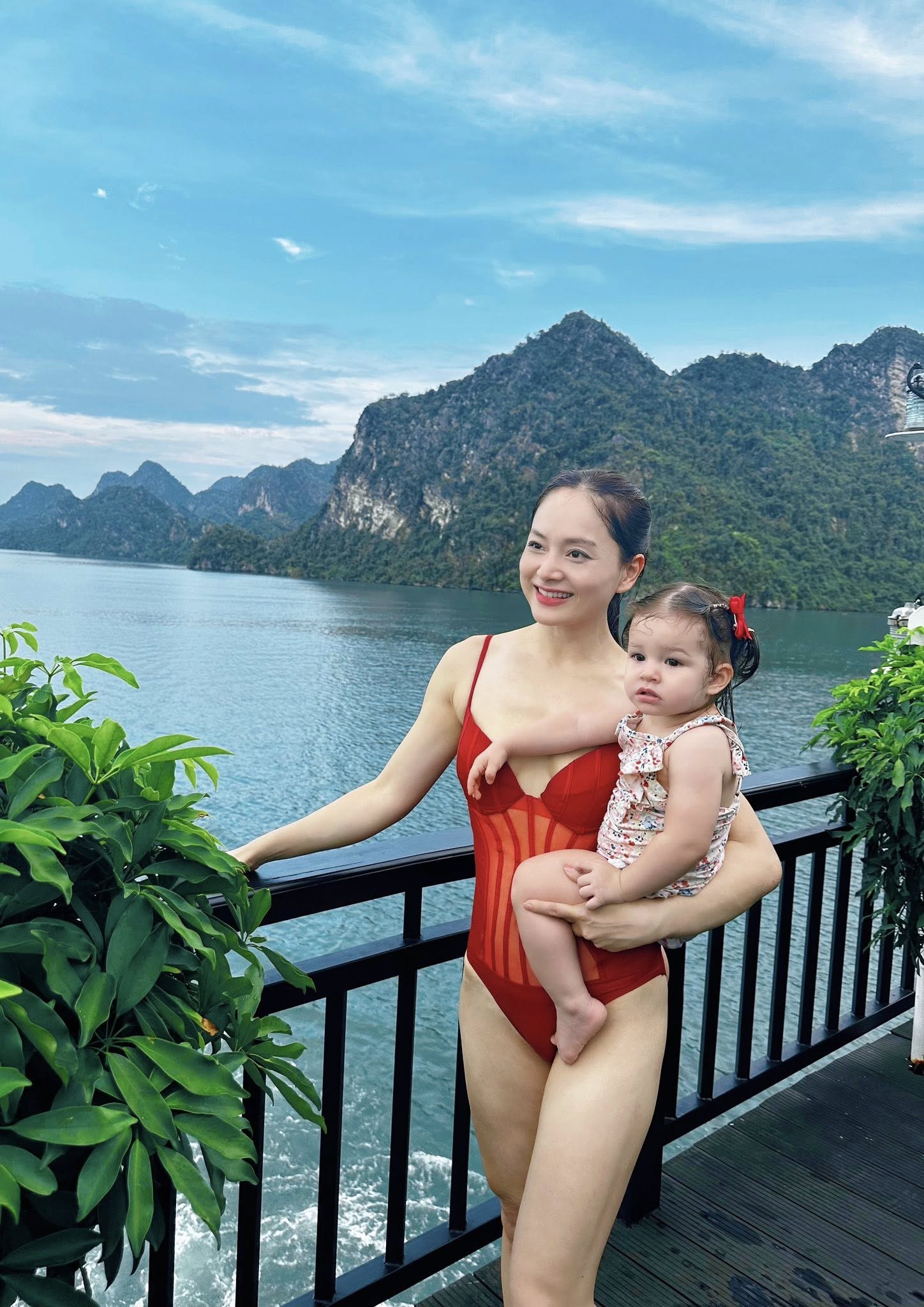 Lan Phương diện đồ bơi đỏ chót nổi bật vẫn bị lép vế vì con gái lai Tây đáng yêu như búp bê - Ảnh 4. Lan Phương diện đồ bơi đỏ chót nổi bật vẫn bị lép vế vì con gái lai Tây đáng yêu như búp bê - Ảnh 4.