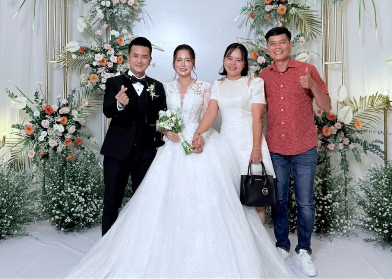 Hùng Thuận hứa yêu vợ trọn đời trong lễ cưới - Ảnh 3. Hùng Thuận hứa yêu vợ trọn đời trong lễ cưới - Ảnh 3.