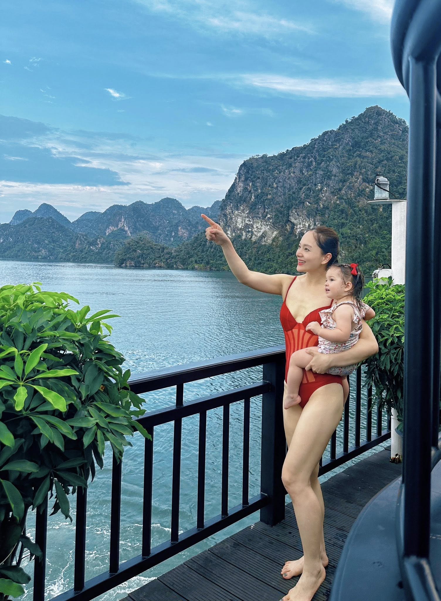 Lan Phương diện đồ bơi đỏ chót nổi bật vẫn bị lép vế vì con gái lai Tây đáng yêu như búp bê - Ảnh 1. Lan Phương diện đồ bơi đỏ chót nổi bật vẫn bị lép vế vì con gái lai Tây đáng yêu như búp bê - Ảnh 1.