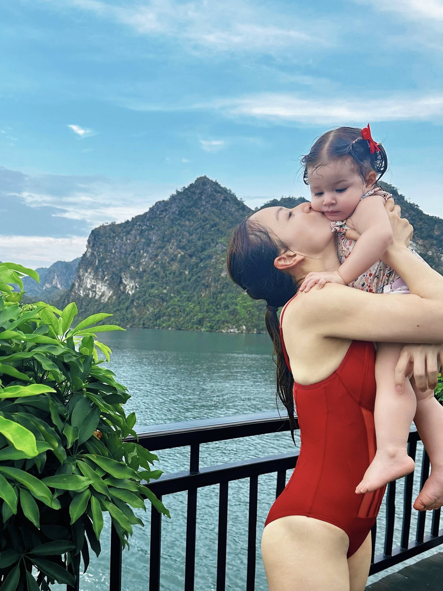 Lan Phương diện đồ bơi đỏ chót nổi bật vẫn bị lép vế vì con gái lai Tây đáng yêu như búp bê - Ảnh 2. Lan Phương diện đồ bơi đỏ chót nổi bật vẫn bị lép vế vì con gái lai Tây đáng yêu như búp bê - Ảnh 2.
