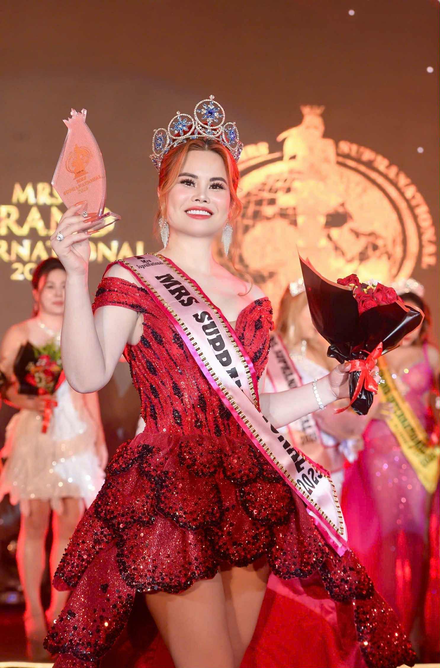 Nguyễn Thị Huyên mang “Cô đôi thượng ngàn” đến sân khấu quốc tế Mrs Supranational 2025 - Ảnh 3. Nguyễn Thị Huyên mang “Cô đôi thượng ngàn” đến sân khấu quốc tế Mrs Supranational 2025 - Ảnh 3.