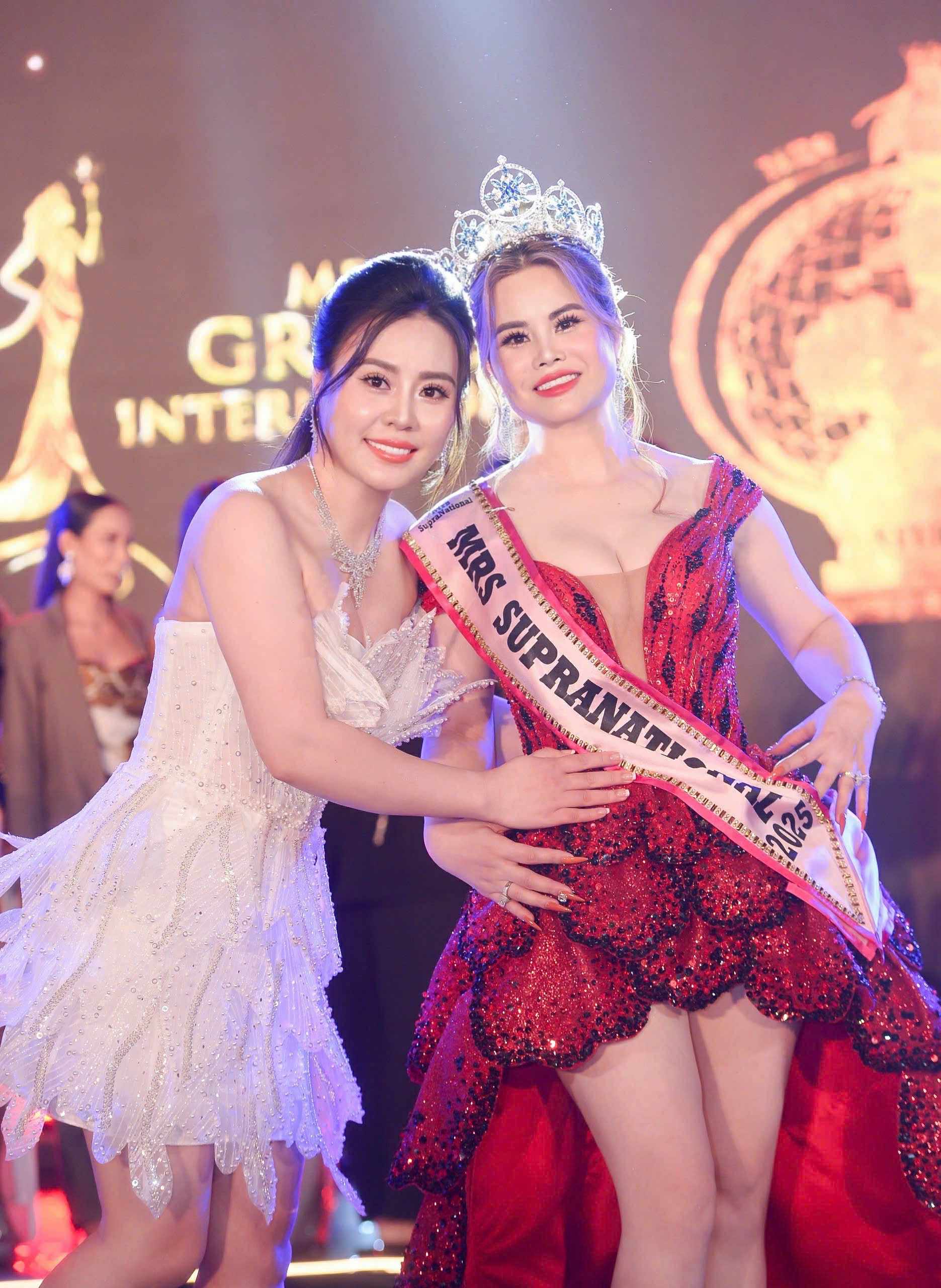 Nguyễn Thị Huyên mang “Cô đôi thượng ngàn” đến sân khấu quốc tế Mrs Supranational 2025 - Ảnh 2. Nguyễn Thị Huyên mang “Cô đôi thượng ngàn” đến sân khấu quốc tế Mrs Supranational 2025 - Ảnh 2.