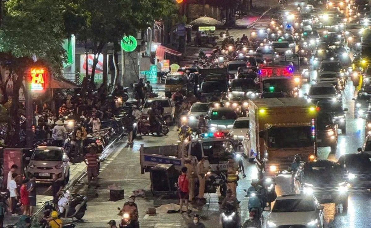 Camera ghi lại khoảnh khắc đau lòng khiến cô gái trẻ tử vong sau khi va chạm với xe khách tại Hà Nội - Ảnh 1.