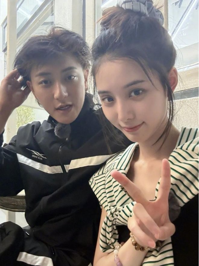 Chủ tịch showbiz và nàng thơ gen Z đi thử váy cưới, hôn lễ thế kỷ sắp diễn ra! - Ảnh 3. Chủ tịch showbiz và nàng thơ gen Z đi thử váy cưới, hôn lễ thế kỷ sắp diễn ra! - Ảnh 3.