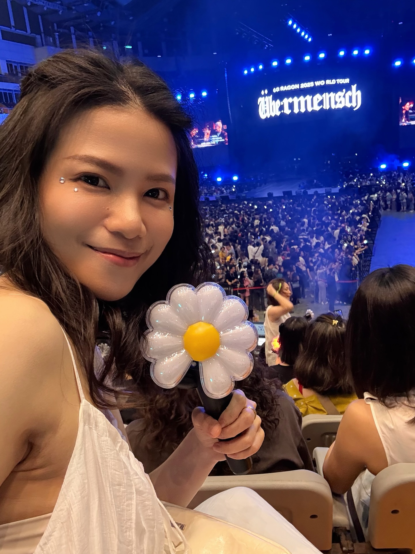 Đại hội sao tại concert G-Dragon: Bạn thân Lee Soo Hyuk bay đến tận nơi, Giả Tịnh Văn và bạn thân Từ Hy Viên bị &quot;ném đá&quot; chiêu trò - Ảnh 14.