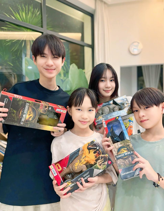 Gia đình Lý Hải - Minh Hà ăn mừng sinh nhật 9 tuổi của cậu út Mio, nhưng anh cả Rio mới là nhân vật Gia đình Lý Hải - Minh Hà ăn mừng sinh nhật 9 tuổi của cậu út Mio, nhưng anh cả Rio mới là nhân vật