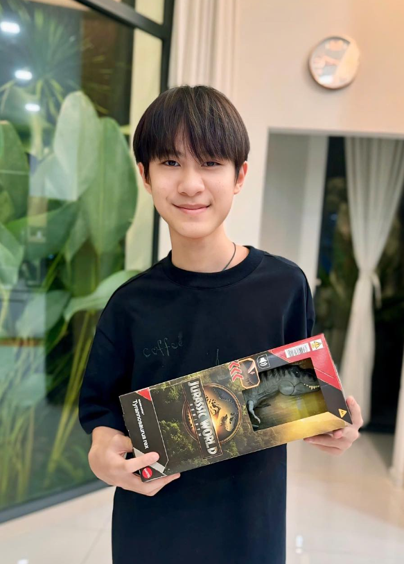 Gia đình Lý Hải - Minh Hà ăn mừng sinh nhật 9 tuổi của cậu út Mio, nhưng anh cả Rio mới là nhân vật Gia đình Lý Hải - Minh Hà ăn mừng sinh nhật 9 tuổi của cậu út Mio, nhưng anh cả Rio mới là nhân vật