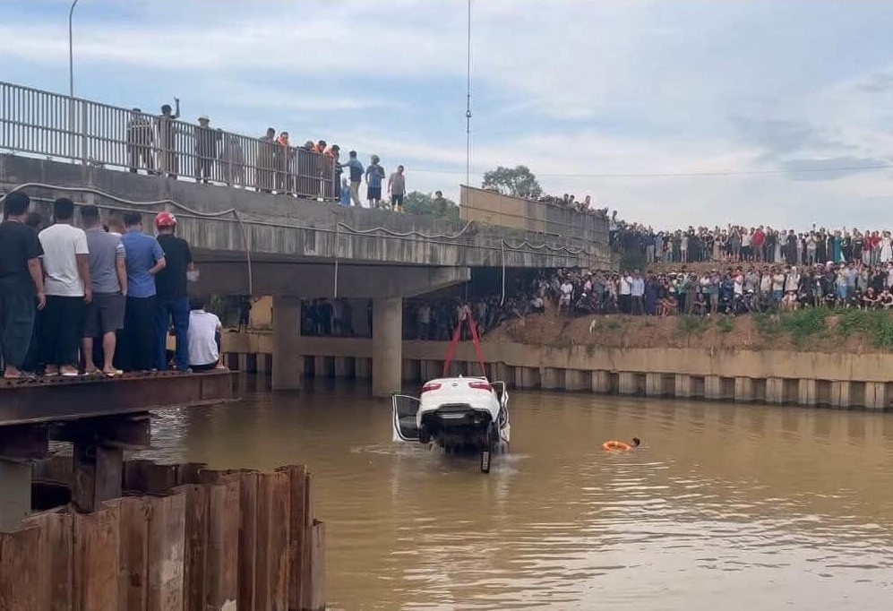 VIDEO: Hiện trường vụ xe ô tô tông 2 xe máy rồi lao xuống sông, tìm kiếm người nghi mất tích- Ảnh 1. VIDEO: Hiện trường vụ xe ô tô tông 2 xe máy rồi lao xuống sông, tìm kiếm người nghi mất tích- Ảnh 1.