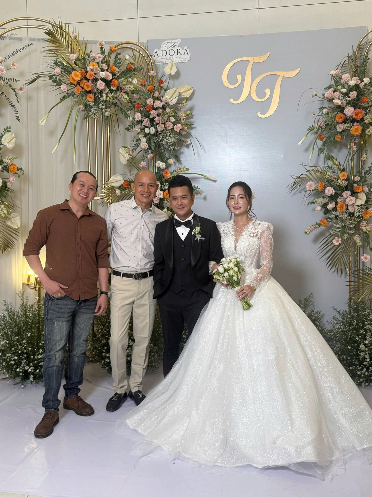 Hùng Thuận hứa yêu vợ trọn đời trong lễ cưới - Ảnh 1. Hùng Thuận hứa yêu vợ trọn đời trong lễ cưới - Ảnh 1.