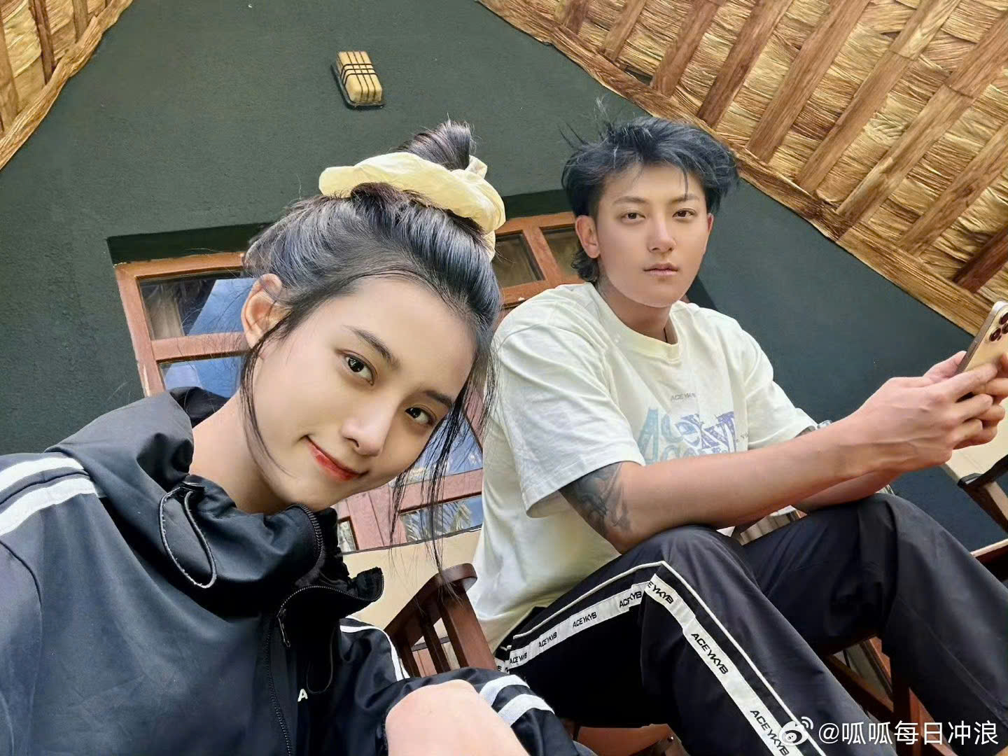 Chủ tịch showbiz và nàng thơ gen Z đi thử váy cưới, hôn lễ thế kỷ sắp diễn ra! - Ảnh 1. Chủ tịch showbiz và nàng thơ gen Z đi thử váy cưới, hôn lễ thế kỷ sắp diễn ra! - Ảnh 1.