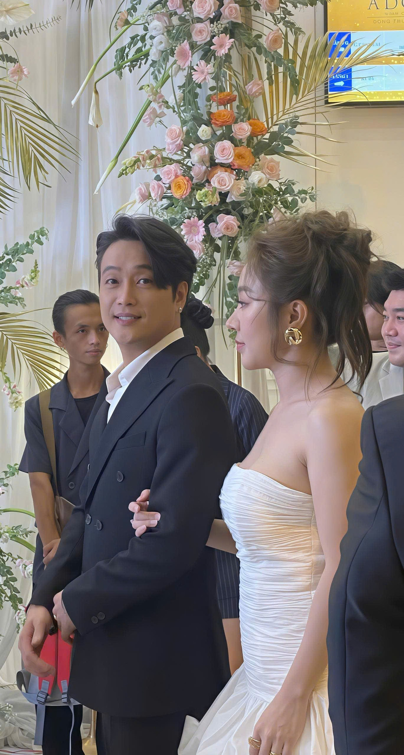 Hùng Thuận hứa yêu vợ trọn đời trong lễ cưới - Ảnh 9. Hùng Thuận hứa yêu vợ trọn đời trong lễ cưới - Ảnh 9.