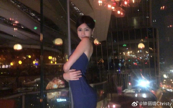 Con gái út của "bom sex Châu Á" Chung Lệ Đề: 15 tuổi cao 1m70, nhan sắc và thần thái như người mẫu chuyên nghiệp- Ảnh 8. Con gái út của "bom sex Châu Á" Chung Lệ Đề: 15 tuổi cao 1m70, nhan sắc và thần thái như người mẫu chuyên nghiệp- Ảnh 8.