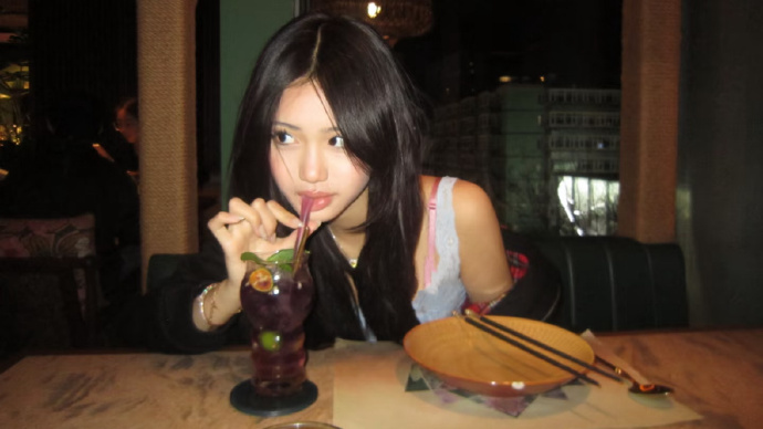 Con gái út của "bom sex Châu Á" Chung Lệ Đề: 15 tuổi cao 1m70, nhan sắc và thần thái như người mẫu chuyên nghiệp- Ảnh 7. Con gái út của "bom sex Châu Á" Chung Lệ Đề: 15 tuổi cao 1m70, nhan sắc và thần thái như người mẫu chuyên nghiệp- Ảnh 7.