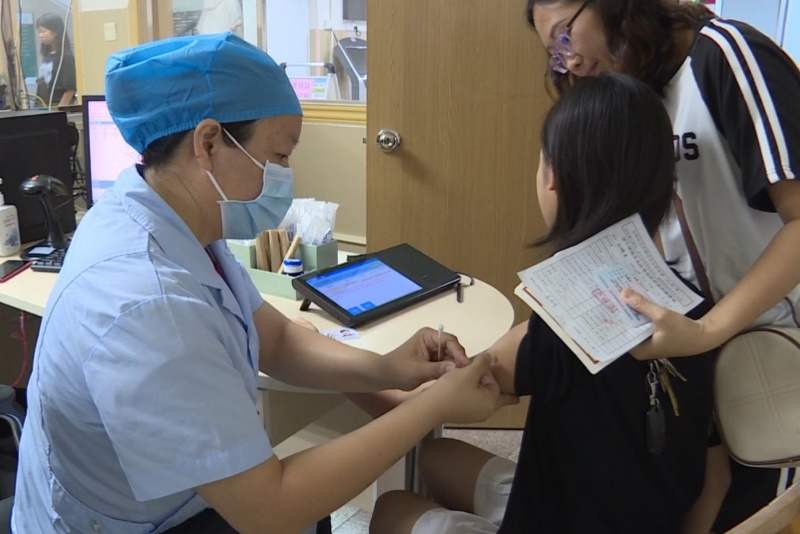 Có nên tiêm vắc xin HPV khi đang sốt, ho, trong người mệt mỏi? - Ảnh 3. Có nên tiêm vắc xin HPV khi đang sốt, ho, trong người mệt mỏi? - Ảnh 3.