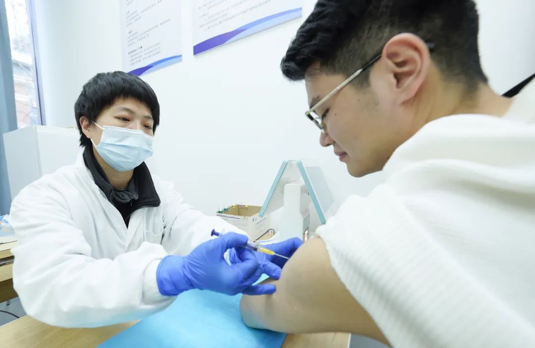 Nam giới tiêm vắc xin HPV thì phòng được những bệnh gì, nên tiêm loại nào? - Ảnh 3. Nam giới tiêm vắc xin HPV thì phòng được những bệnh gì, nên tiêm loại nào? - Ảnh 3.
