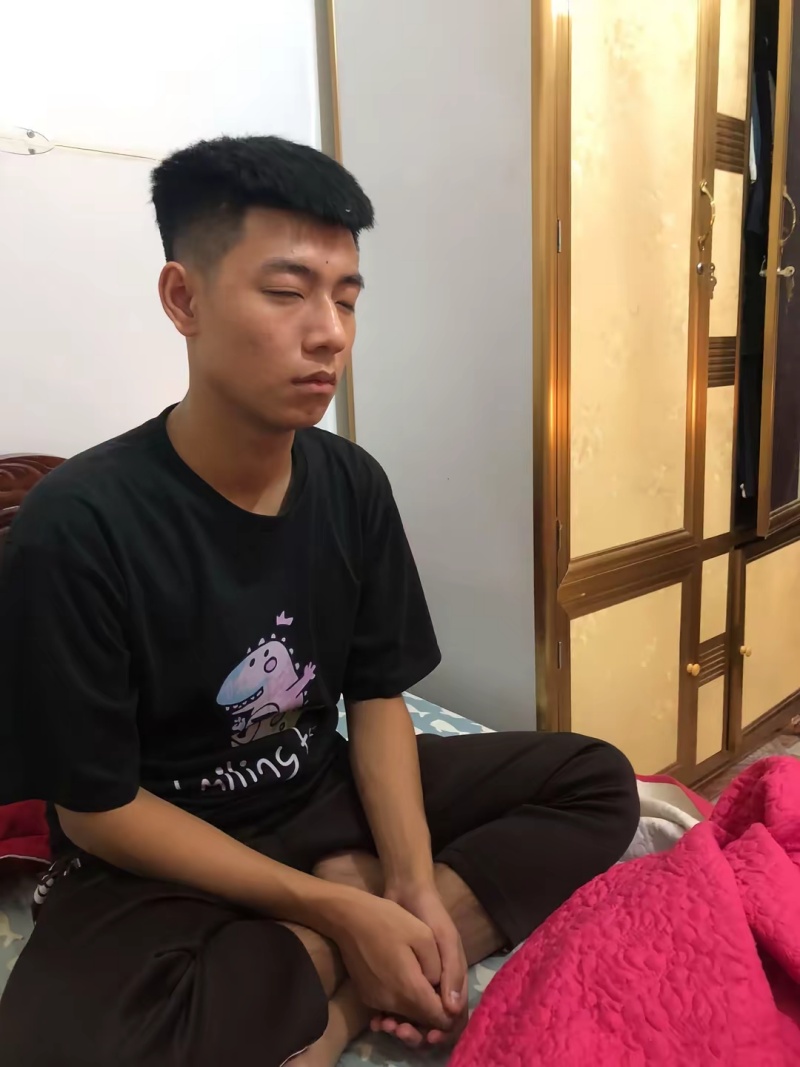 Bị mất thị lực sau tai nạn, chàng trai bỏ dở việc học Y Đa khoa: "Muốn ôm cậu 1 cái"- Ảnh 5. Bị mất thị lực sau tai nạn, chàng trai bỏ dở việc học Y Đa khoa: "Muốn ôm cậu 1 cái"- Ảnh 5.