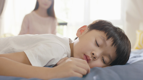 "Con bao nhiêu tuổi thì không nên ngủ cùng mẹ nữa?": Vấn đề tưởng nhỏ nhưng ảnh hưởng đến cả tương lai đứa trẻ - Ảnh 3. "Con bao nhiêu tuổi thì không nên ngủ cùng mẹ nữa?": Vấn đề tưởng nhỏ nhưng ảnh hưởng đến cả tương lai đứa trẻ - Ảnh 3.