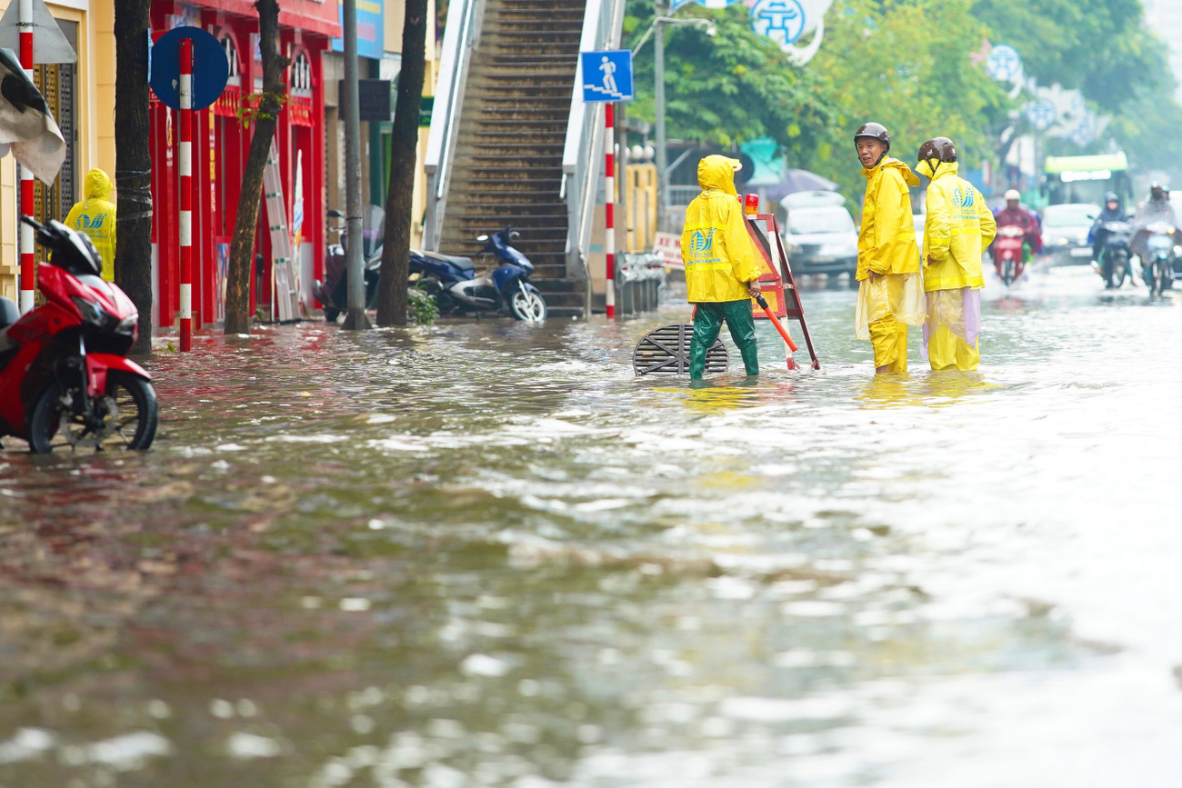 Đường lớn Hà Nội thành 'sông' sau 15 phút mưa lớn - Ảnh 7. Đường lớn Hà Nội thành 'sông' sau 15 phút mưa lớn - Ảnh 7.