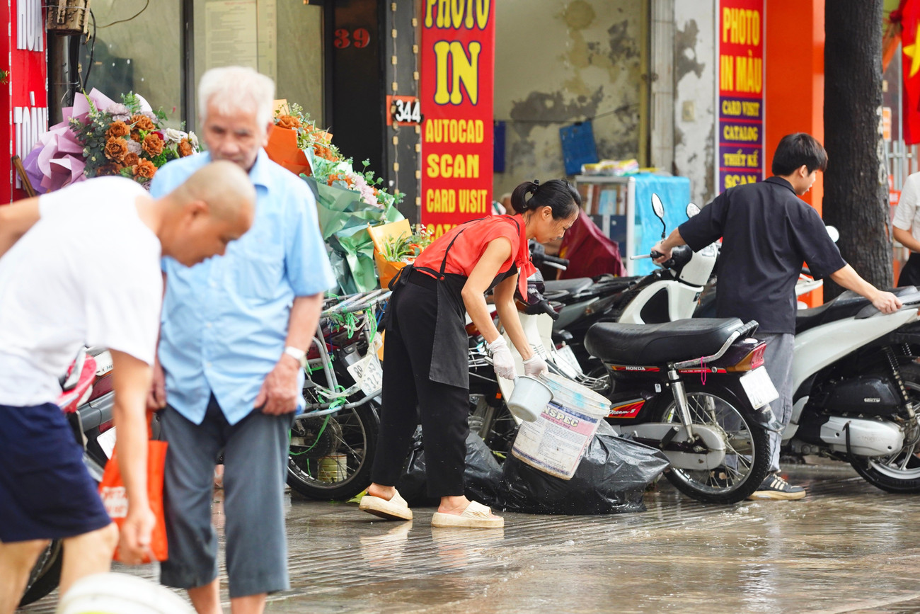 Đường lớn Hà Nội thành 'sông' sau 15 phút mưa lớn - Ảnh 9. Đường lớn Hà Nội thành 'sông' sau 15 phút mưa lớn - Ảnh 9.