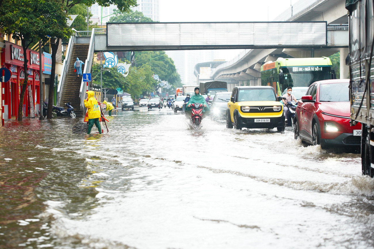 Đường lớn Hà Nội thành 'sông' sau 15 phút mưa lớn - Ảnh 1. Đường lớn Hà Nội thành 'sông' sau 15 phút mưa lớn - Ảnh 1.