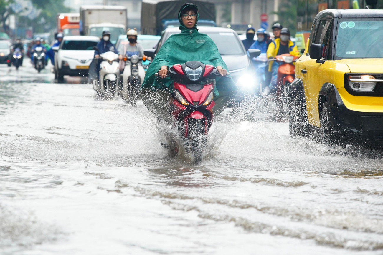 Đường lớn Hà Nội thành 'sông' sau 15 phút mưa lớn - Ảnh 5. Đường lớn Hà Nội thành 'sông' sau 15 phút mưa lớn - Ảnh 5.
