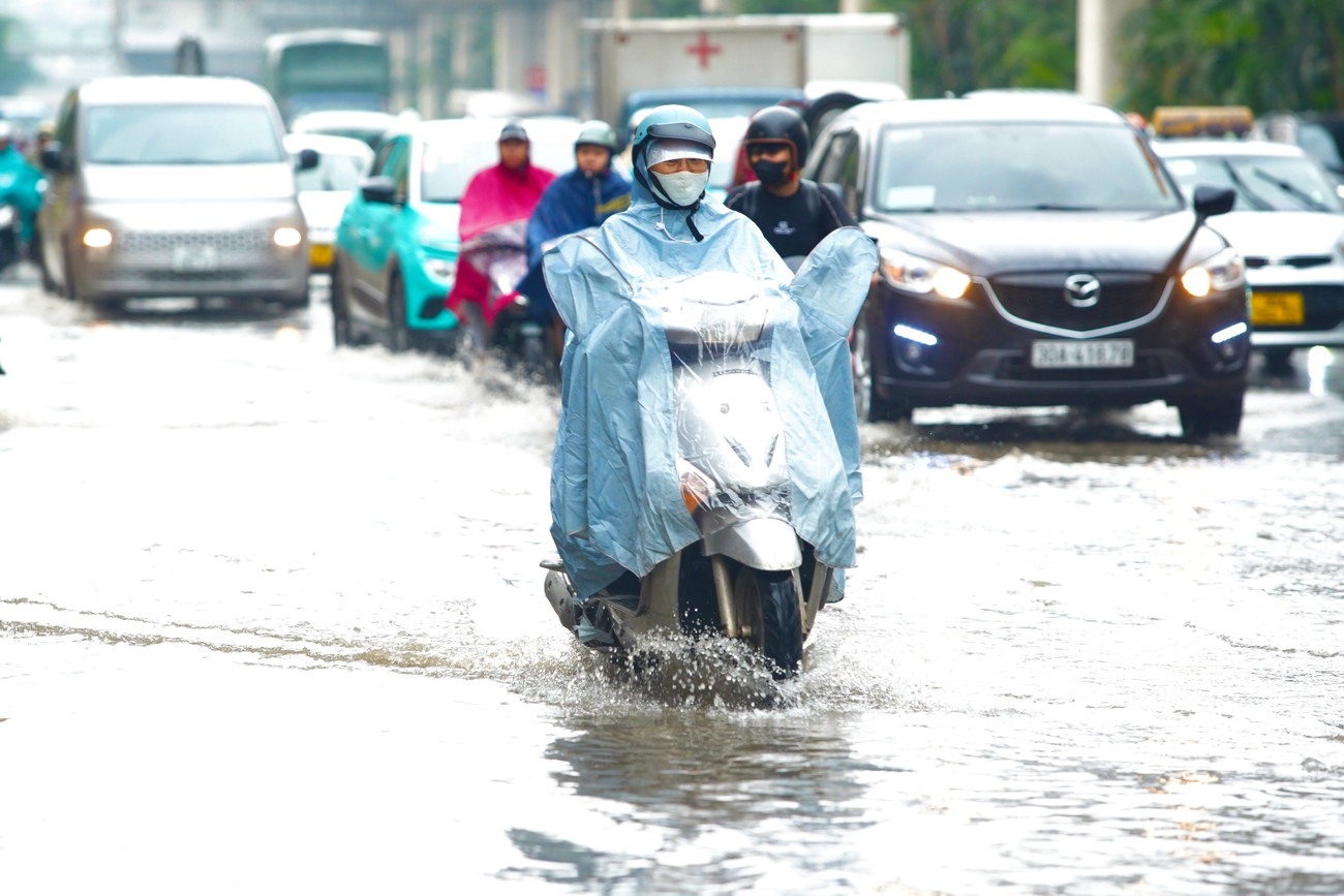 Đường lớn Hà Nội thành 'sông' sau 15 phút mưa lớn - Ảnh 3. Đường lớn Hà Nội thành 'sông' sau 15 phút mưa lớn - Ảnh 3.