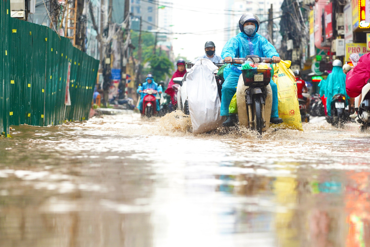 Đường lớn Hà Nội thành 'sông' sau 15 phút mưa lớn - Ảnh 12. Đường lớn Hà Nội thành 'sông' sau 15 phút mưa lớn - Ảnh 12.