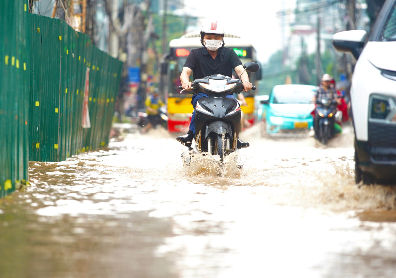 Đường lớn Hà Nội thành 'sông' sau 15 phút mưa lớn - Ảnh 13. Đường lớn Hà Nội thành 'sông' sau 15 phút mưa lớn - Ảnh 13.