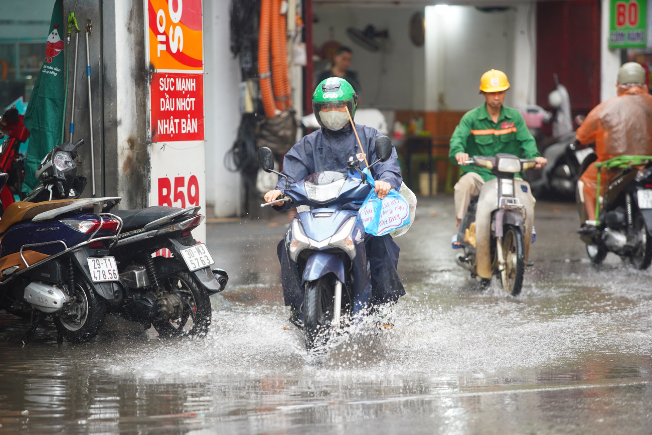 Đường lớn Hà Nội thành 'sông' sau 15 phút mưa lớn - Ảnh 14. Đường lớn Hà Nội thành 'sông' sau 15 phút mưa lớn - Ảnh 14.