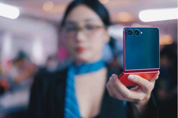 Galaxy Z Flip7: Biểu tượng thời trang nay gói trọn cả sức mạnh AI trong lòng bàn tay - Ảnh 1. Galaxy Z Flip7: Biểu tượng thời trang nay gói trọn cả sức mạnh AI trong lòng bàn tay - Ảnh 1.