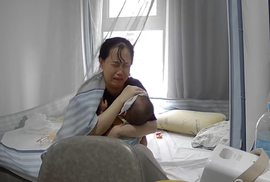 Em bé bị thương ở trán vì ngã từ trên giường, người mẹ ngồi ôm con khóc nức nở: Khi con bị đau thì thứ duy nhất xuất hiện trong đầu mẹ là tự trách bản thân mình- Ảnh 2. Em bé bị thương ở trán vì ngã từ trên giường, người mẹ ngồi ôm con khóc nức nở: Khi con bị đau thì thứ duy nhất xuất hiện trong đầu mẹ là tự trách bản thân mình- Ảnh 2.