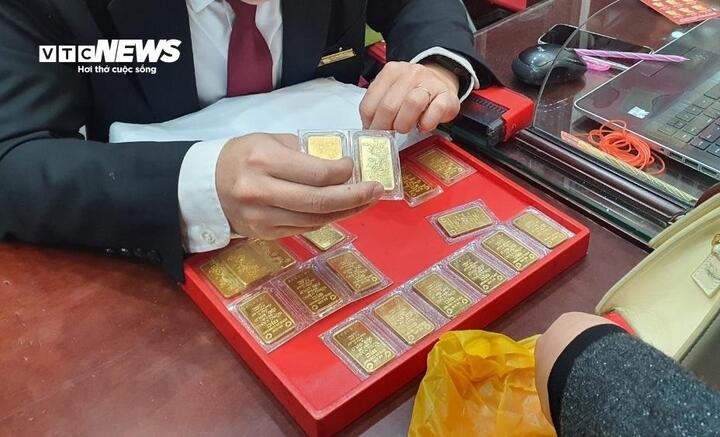 Giá vàng liên tục tăng, nhà đầu tư nên mua vào hay bán ra? - Ảnh 1. Giá vàng liên tục tăng, nhà đầu tư nên mua vào hay bán ra? - Ảnh 1.
